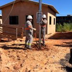 Prefeitura autoriza início da instalação de padrões de energia elétrica para comunidade Mandela