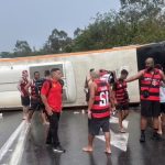 Ônibus com torcedores do Flamengo a caminho da Argentina tomba na Dutra; há 46 feridos, quatro em estado grave