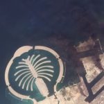 Imagem aérea mostra incêndio próximo à famosa ilha artificial em formato de palmeira, em Dubai, após interceptação de míssil