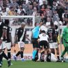 Corinthians vence Vasco sabendo sofrer após expulsão