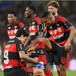 Flamengo amassa Fluminense em noite brilhante de Pedro