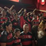 Torcida do Flamengo fecha cinema e monta “arquibancada” para assistir filme sobre Zico; veja vídeo