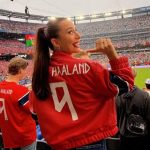 Namorada de Haaland comemora classificação da Noruega com álbum e camisa de amigo chama atenção