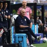 Entenda por que caixa térmica é amiga inseparável de Marcelo Bielsa, técnico do Uruguai