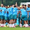 Brasil faz primeiro treino com foco no Japão sem oito titulares