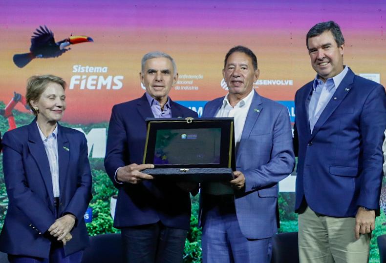 Gerson participa de encontro da indústria e entrega título de cidadão sul-mato-grossense ao fundador da Inpasa