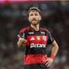 Cobiçado na janela, Léo Pereira supera Juan e vira o zagueiro mais artilheiro do Flamengo no século