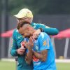 Ancelotti garante Neymar apto para 90 minutos: “Não está conformado no banco, mas se comporta muito bem”
