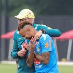 Ancelotti garante Neymar apto para 90 minutos: “Não está conformado no banco, mas se comporta muito bem”