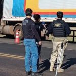 Acidente entre carreta e moto deixa duas pessoas gravemente feridas e causa congestionamento na BR-163