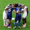 Roda de oração? Abraço coletivo entre jogadores de França e Inglaterra chama atenção