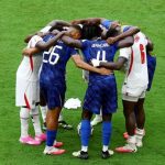 Roda de oração? Abraço coletivo entre jogadores de França e Inglaterra chama atenção