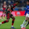 VAR de Cruzeiro x Flamengo foi o mesmo da final da Libertadores de 2025; compare lances polêmicos