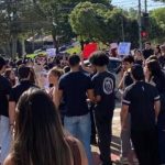 Protesto de alunos de medicina de universidade particular trava trânsito em Campo Grande