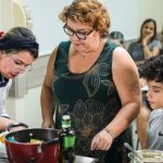 No Abril Azul, Cozinha Experimental realiza oficina de culinária funcional para famílias atípicas