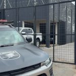 Infiltrados: garagem de veículos é alvo de operação que investiga delegado por desvio de droga