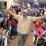 Após candidatura ser deferida, Carlos Bernardo ganha forte repercussão na internet e avança em pesquisa para deputado federal