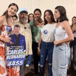 Mesmo sob chuva, Carlos Bernardo reúne centenas de apoiadores em Dourados
