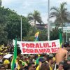 Flávio Bolsonaro reúne apoiadores em ato na Barra da Tijuca, no Rio