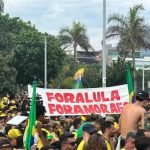 Flávio Bolsonaro reúne apoiadores em ato na Barra da Tijuca, no Rio